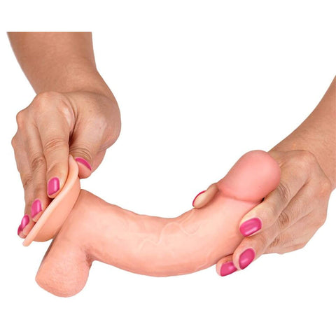 Realistinen dildo liukuvalla iholla